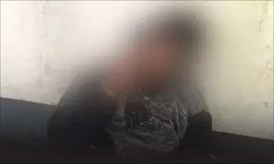 Un jeune garçon sous l’influence de la drogue synthétique