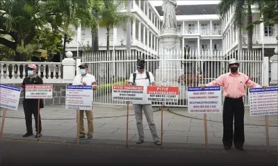 Manif du Pensioners Grievance Movement devant l'Hôtel du Gouvernement