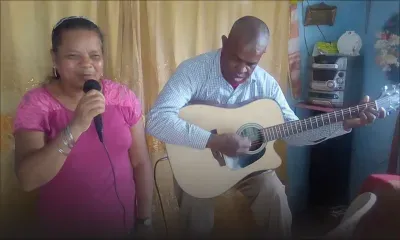 Fête de la musique: deux malvoyants célèbrent la vie en chansons