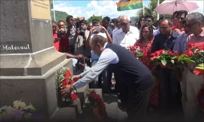 Dépôt de gerbes au monument des esclaves à Pointe-Canon 