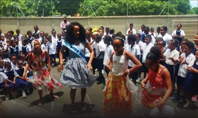 La Gaulette : Miss Monde 2019 s'offre quelques pas de danse avec des écoliers