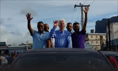 L'Alliance du Changement en campagne au no 19 : Paul Bérenger défile dans son fief aux côtés de ses colistiers