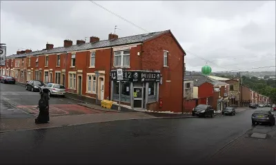 Covid-19: reconfinements et masques obligatoires progressent dans le monde