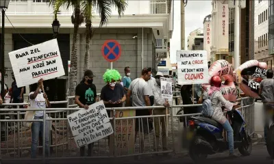 [En images] Manifestation pacifique : des citoyens réclament un «autre comportement» dans l’hémicycle