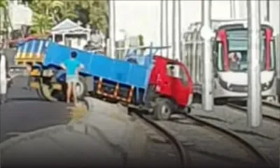 Barkly : un camion termine sa course sur les rails du métro 