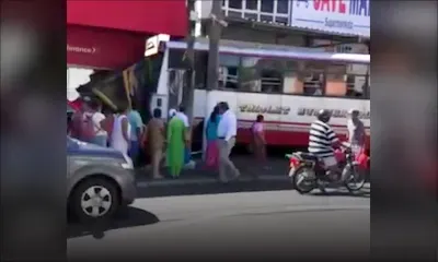 Triolet : un autobus fait une sortie de route et termine sa course dans un magasin