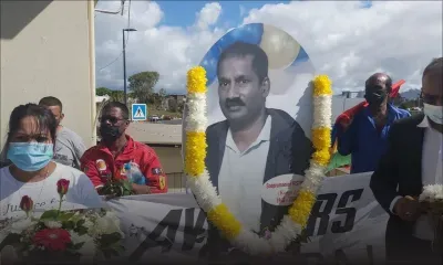 Marche pacifique et dépôt de gerbes : une stèle de Soopramanien Kistnen dévoilée au rond-point de Telfair  