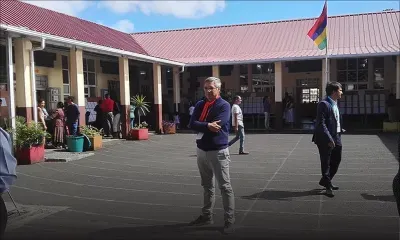 Quatre-Bornes : Xavier-Luc Duval présent dans l’enceinte de l’école Nellan depuis l’ouverture du centre de vote