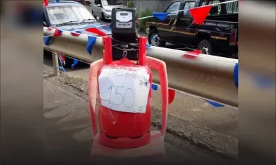 Vu sur le web : une bonbonne de gaz sur une chaise rouge avec un compteur du CEB