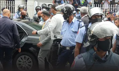 Private Prosecution : Yogida Sawmynaden encore une fois hué par la foule à sa sortie du tribunal