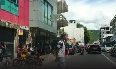 Confinement : longues files d’attente près des banques à la rue Desforges