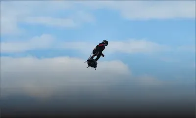 [En images] Pari réussi pour le Français Franky Zapata qui atterrit en Angleterre sur son flyboard