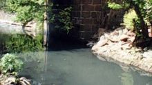 Baie-du-Tombeau : une eau nauséabonde déversée dans la rivière