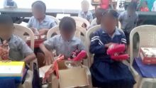 Don de chaussures à l’école André Bazerque