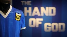 Un maillot de légende de Maradona, vendu plus de 9 millions de dollars, pulvérise les records