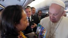 Vol papal en route pour Maputo : Ambiance cordiale entre le pape et la presse