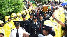 Funérailles de Désiré L'Enclume : une haie d'honneur de ses collègues pompiers pour l'ancien footballeur