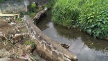 Municipalité de Vacoas/Phoenix : la chute d’un mur jouxtant la rivière de Mesnil provoque des débordements