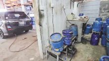 «Decanting» illégal dans un garage à Pont-Blanc, Flacq - L’opérateur : «Mo pe ed sa bann klian-la»