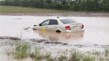 [En images] Cottage : un taxi percute un pylône et finit dans un bassin d'eau boueuse