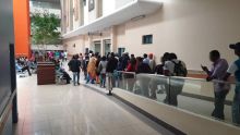 Une importante file d’attente devant la pharmacie de l’hôpital Jeetoo
