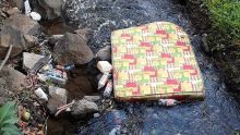 Buzz : un matelas abandonné dans une rivière