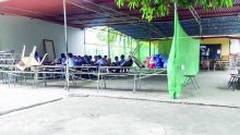 Des salles de classe sous un préau à l’école primaire D. Hurry