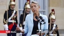 France: la Première ministre a remis sa démission à Macron, qui l'a refusée