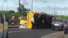 Triolet : un camion se renverse, deux blessés