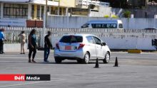 Des moniteurs d’auto-écoles dans les rues de Rose-Hill le 3 novembre  
