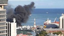 Un bateau prend feu dans le port