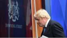 De plus en plus isolé, Boris Johnson se bat pour sa survie