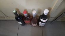 Goodlands : arrêté, un homme remet à la police des bouteilles de whisky et de vin qu’il avait volées 
