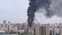 Chine: un violent incendie ravage un gratte-ciel dans le centre du pays