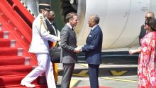 [En images] Visite du président Macron : retour sur la cérémonie protocolaire à l’aéroport SSRN, à Plaisance