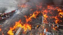 Bangladesh: un gigantesque incendie dévaste un marché aux vêtements de Dacca