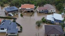 Deux morts, 50 000 personnes bloquées par des inondations dans l'est de l'Australie