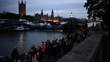 Patience et larmes pour un dernier salut à Elizabeth II