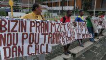 Ils réclament un emploi à la Cargo Handling Corporation : manifestation des membres du Mouveman Zanfan Porlwi 