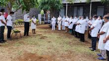 [En images] Infirmier décédé de la Covid-19/À l’hôpital Dr A.G. Jeetoo : un hommage rendu à Vythilingum Mayeven Logeedassen