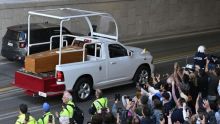 Le cercueil du pape quitte le Vatican à bord d'une papamobile