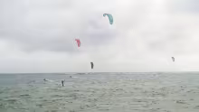 Alerte cyclonique – Au Morne : des amateurs de kitesurf se donnent en spectacle 