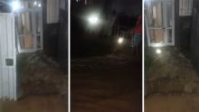 Bambous : un torrent d’eau boueuse envahit la cour d’une famille