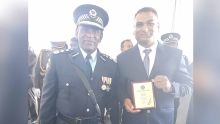 Il avait interpellé un chauffeur ivre : Sooraj Laljee récompensé pour acte de bravoure par le PM
