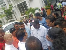 Foire de Quatre-Bornes : sit-in des marchands devant la mairie 