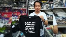 L’homme derrière le T-shirt «Mo fam super»