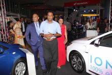 Nando Bodha : «Nous devons prendre une décision sur l’année où on importera uniquement des voitures électriques à Maurice»