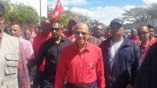 Nomination Day au no 7 : Navin Ramgoolam sur le terrain pour soutenir la candidature d'Anil Bachoo