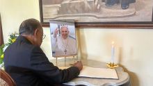 Décès du Pape François : Le Premier ministre signe le livre de condoléances à l’Évêché 
