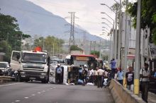 Bell-Village : une camionnette se renverse et cause un embouteillage monstre